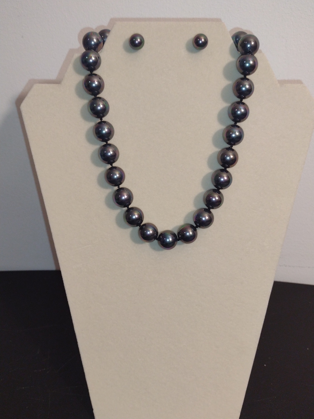 Lustrous Black Pearl Necklace with Matching Studs - Picture 2 of 9